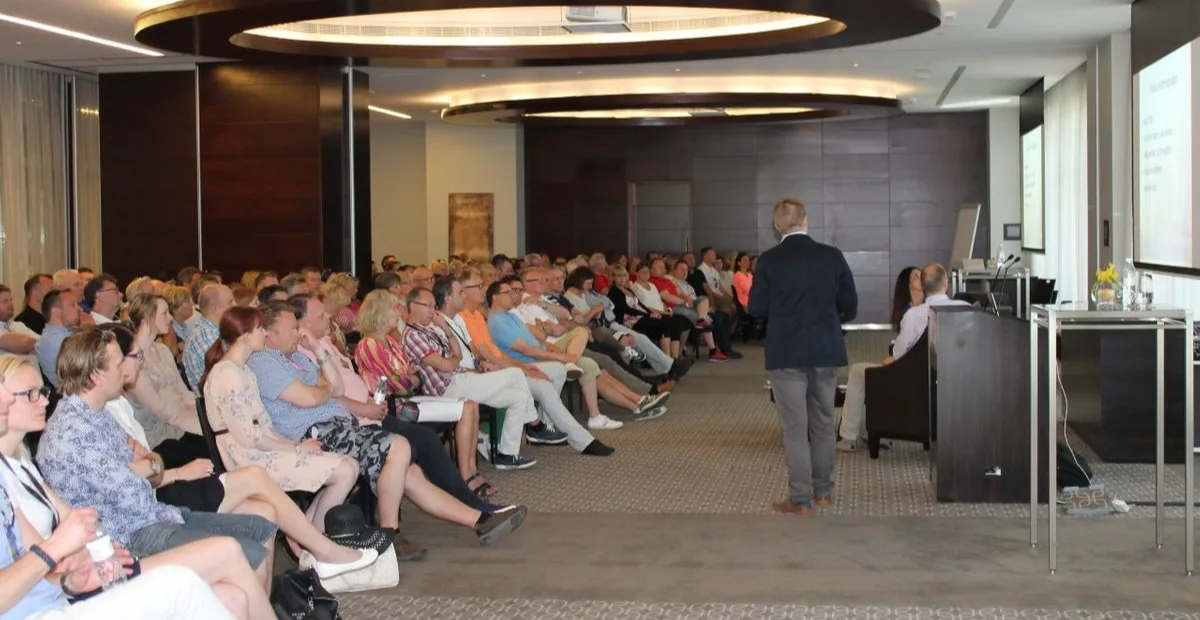 A full room listening while Oskar Andermo speaks from the lectern