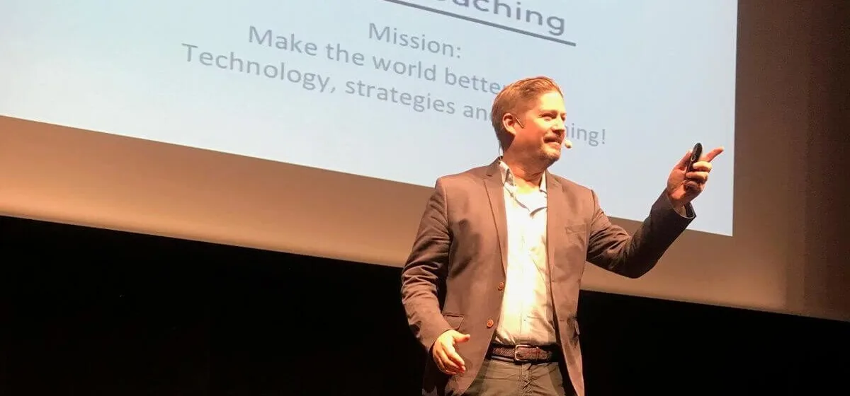 Oskar Andermo på scen under en föreläsning