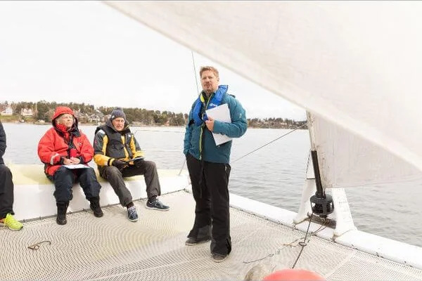 Deltagare ombord på en katamaran i Stockholms skärgård